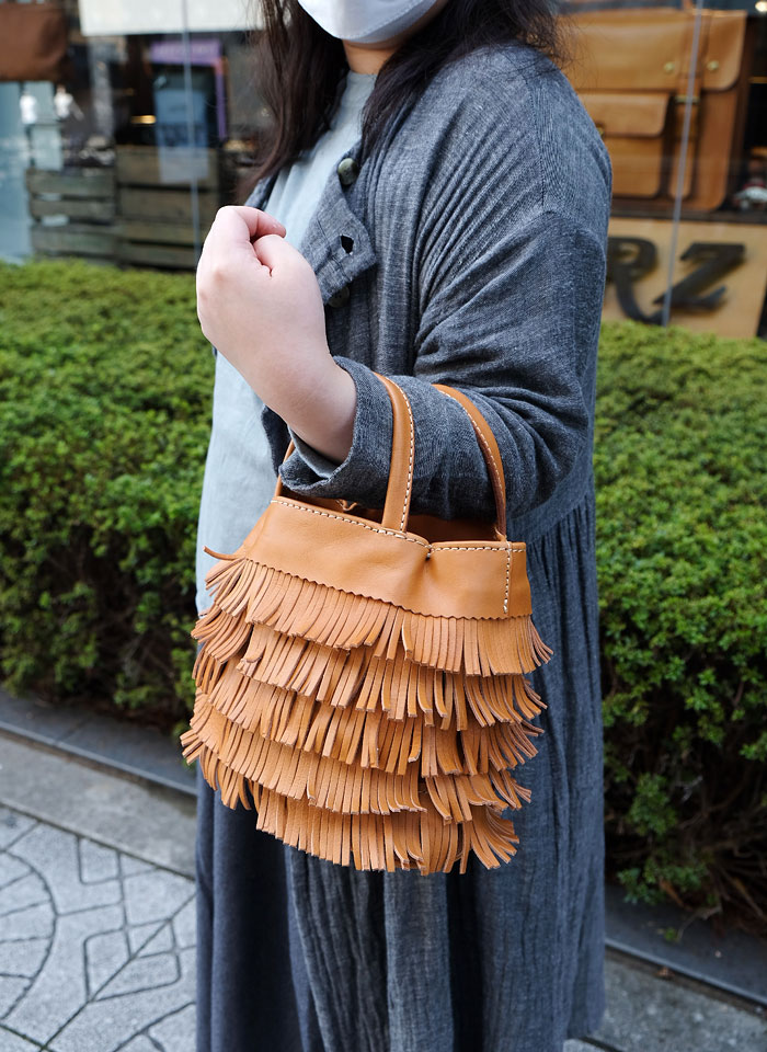 フリンジトート スタッフ小糠着用3