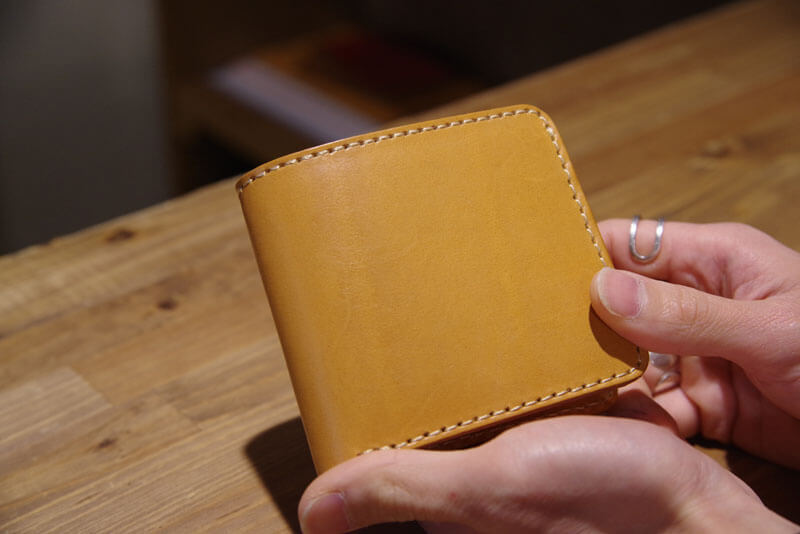 二つ折り財布(WS-8) 革の表情