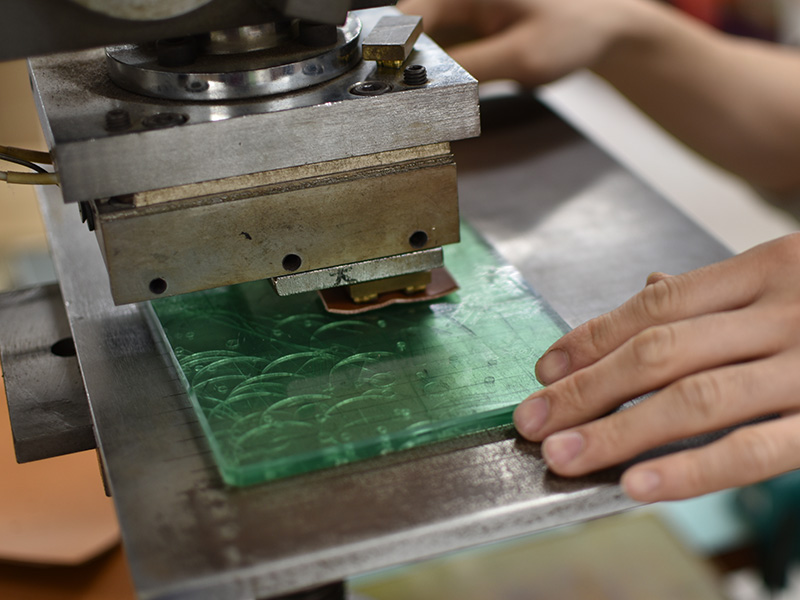 ソフト革のトートバッグ・縦型(T-205)/Lサイズ/キャメルの製作風景1