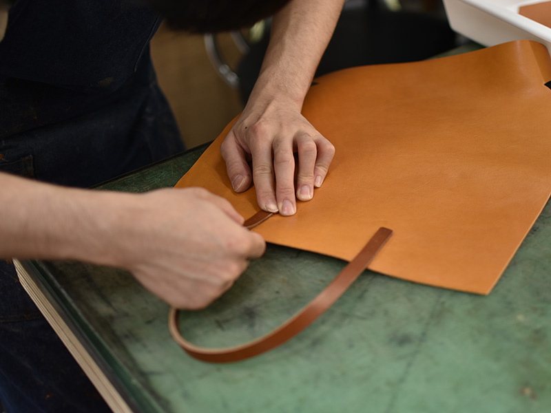 ソフト革のトートバッグ・縦型(T-205)/Lサイズ/キャメルの製作風景3