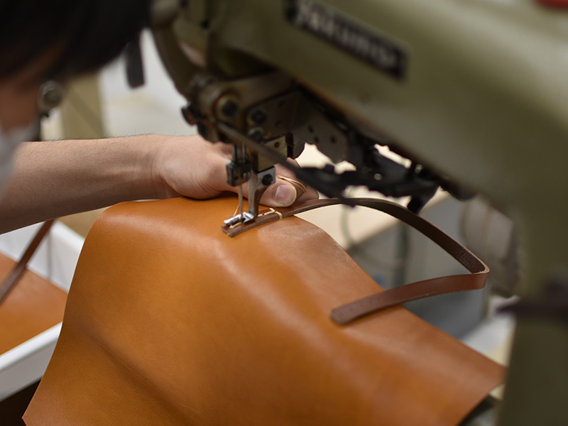ソフト革のトートバッグ・縦型(T-205)/Lサイズ/キャメルの製作風景4