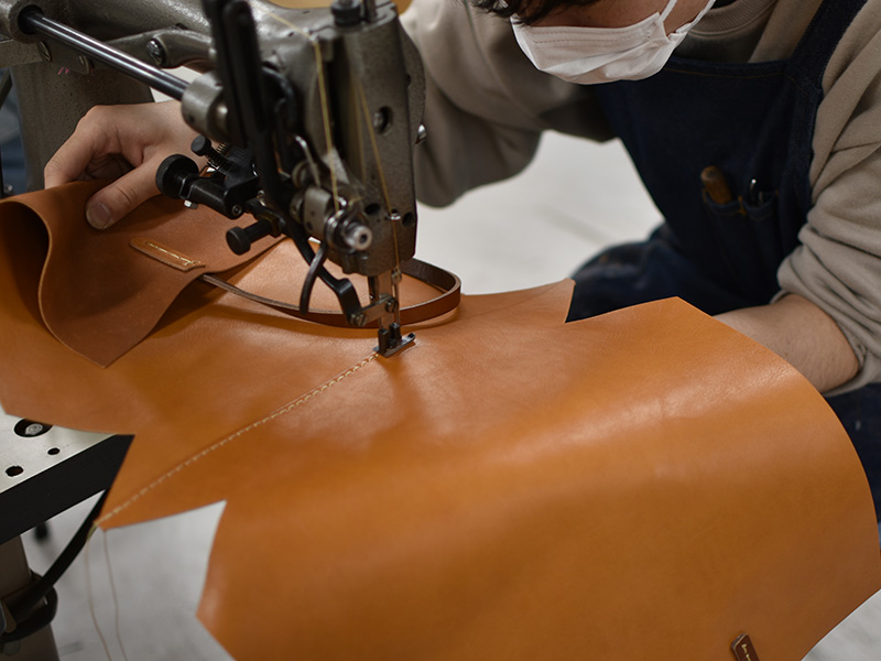 ソフト革のトートバッグ・縦型(T-205)/Lサイズ/キャメルの製作風景7