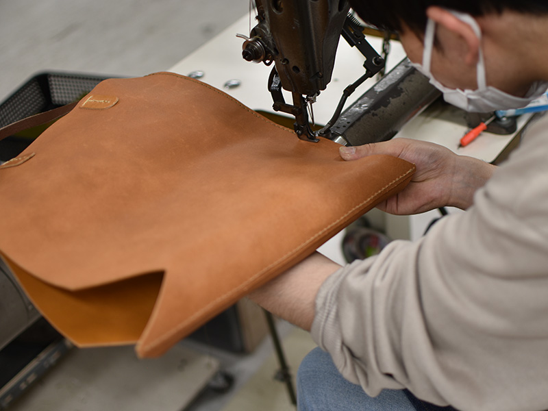 ソフト革のトートバッグ・縦型(T-205)/Lサイズ/キャメルの製作風景8