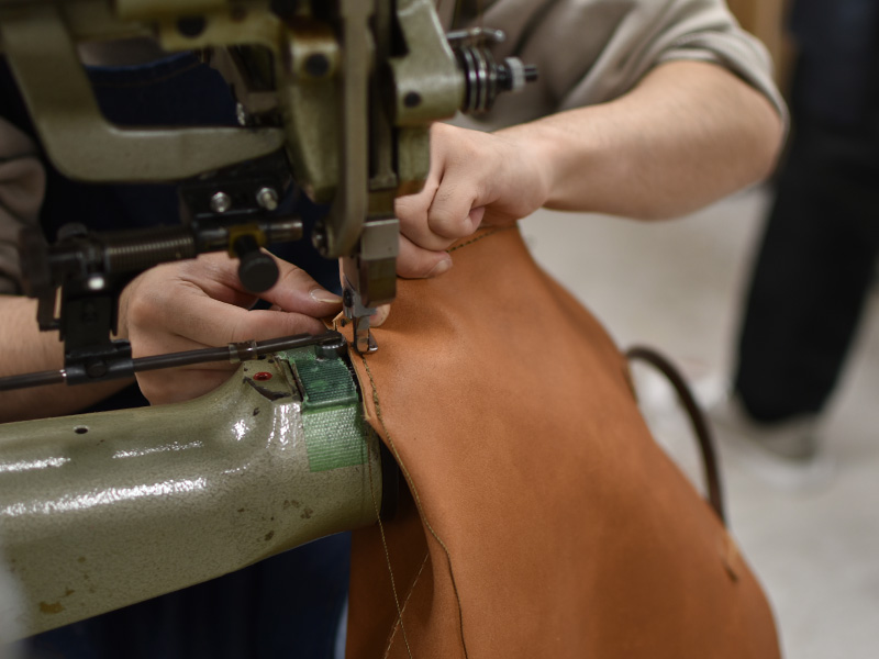 ソフト革のトートバッグ・縦型(T-205)/Lサイズ/キャメルの製作風景10