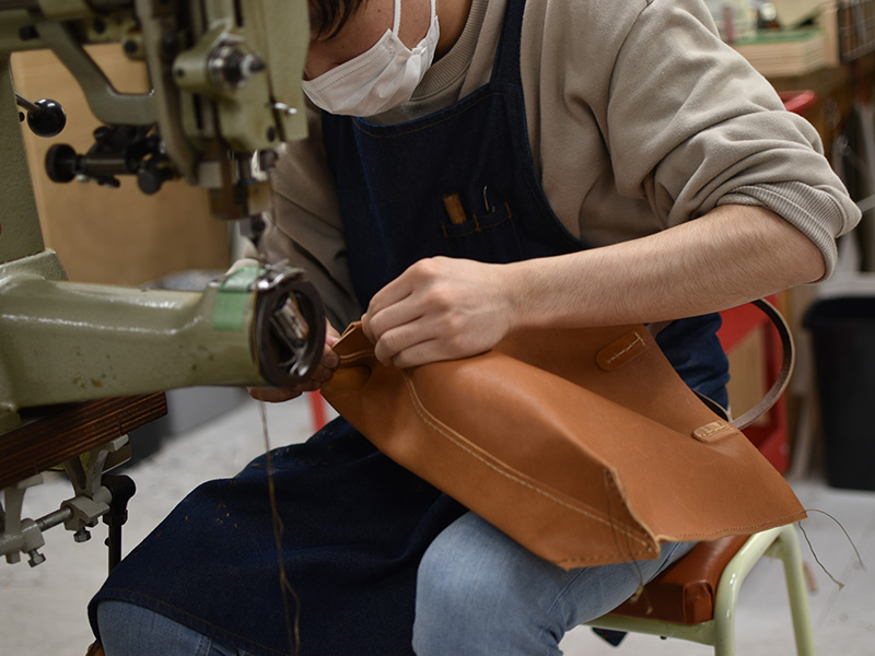 ソフト革のトートバッグ・縦型(T-205)/Lサイズ/キャメルの製作風景11