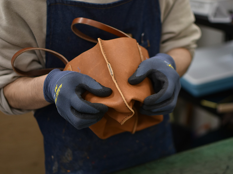 ソフト革のトートバッグ・縦型(T-205)/Lサイズ/キャメルの製作風景14