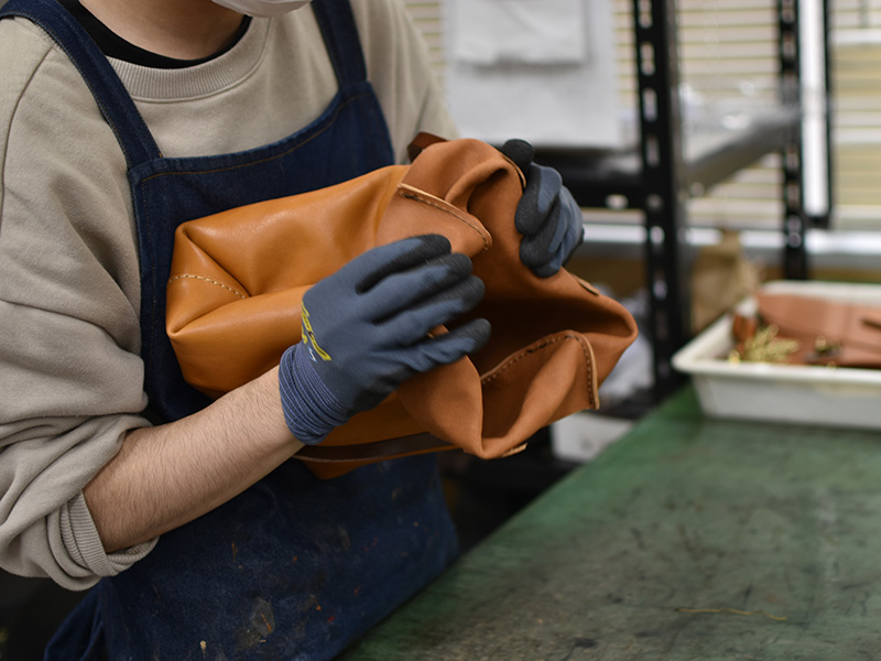 ソフト革のトートバッグ・縦型(T-205)/Lサイズ/キャメルの製作風景15