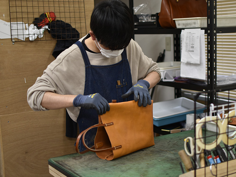 ソフト革のトートバッグ・縦型(T-205)/Lサイズ/キャメルの製作風景18