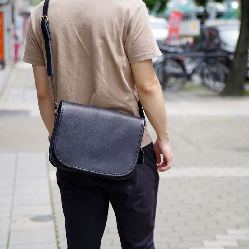 総かぶせショルダーバッグ(AI-2313)　メンズ着用