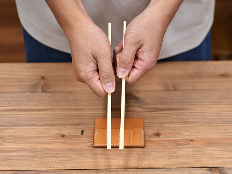 カード型のキーケース・4連(AI-2309)と割った割りばし