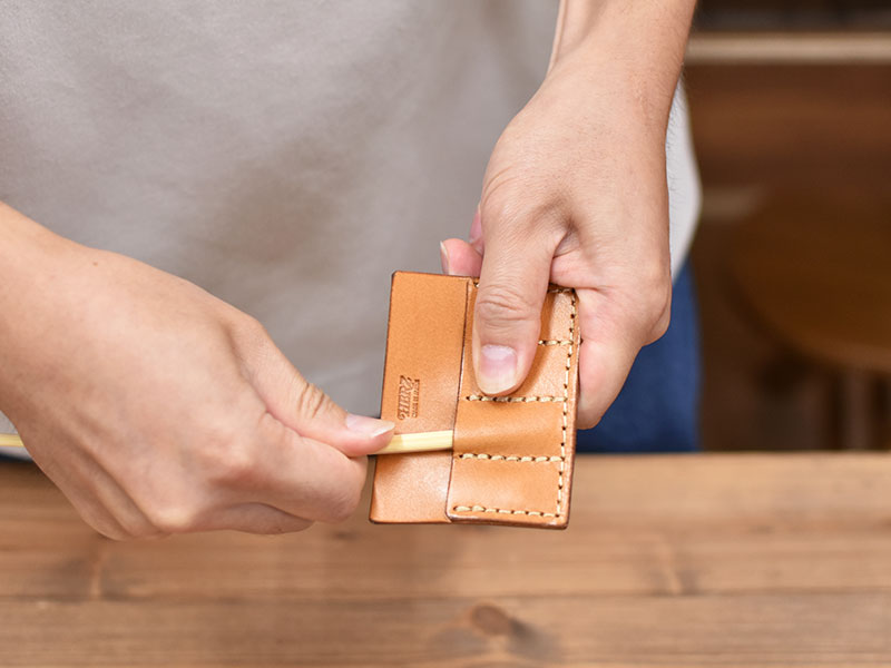 カード型のキーケース・4連(AI-2309)をぐりぐり2