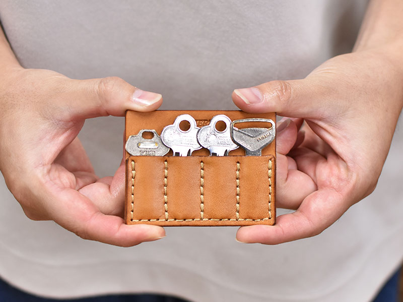 カード型のキーケース・4連(AI-2309)鍵の収納完了