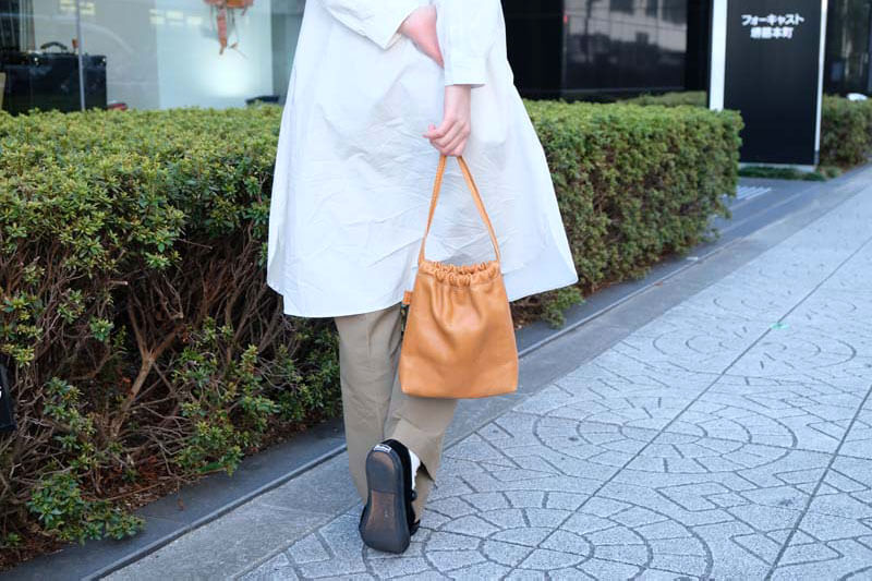 巾着風ポーチ(AI-2345)　着用例