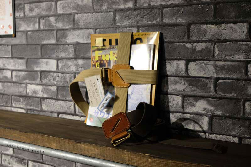 ブックバンド(AI-2337)　本を縛った様子