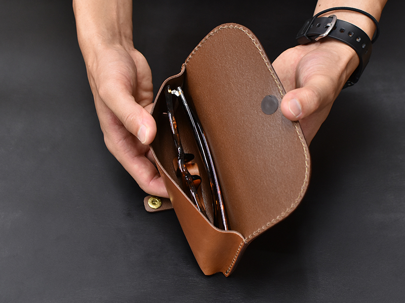 ベルト留めのメガネケース(KG-123)チョコへの収納の様子