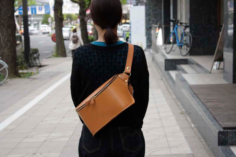 2ピース立体ボディバッグ(F-2)のレディース着用