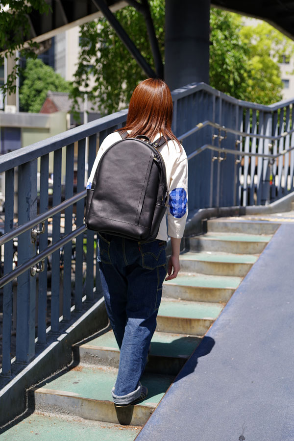 多機能デイパック(R-21)　レディース着用2