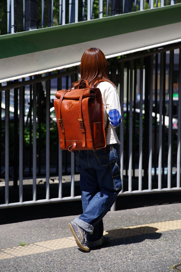 ロールトップバックパック(R-19)　レディース着用