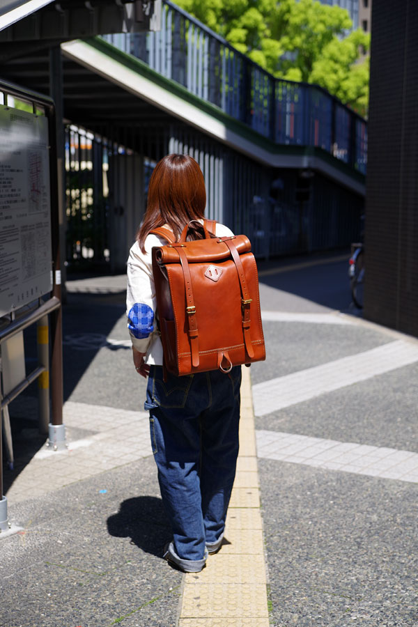 ロールトップバックパック(R-19)　レディース着用2