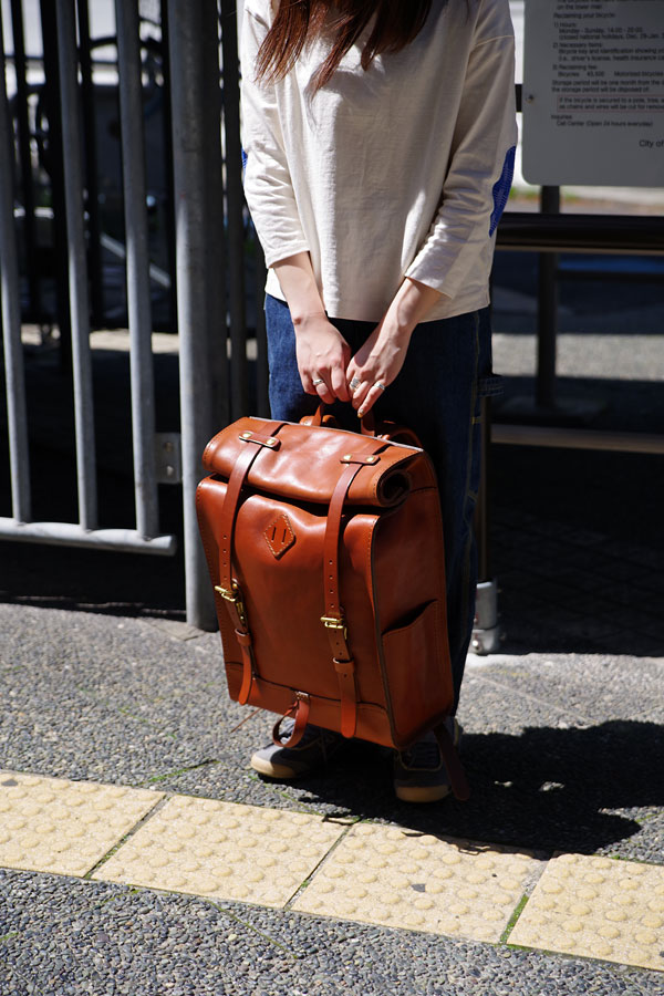 ロールトップバックパック(R-19)　レディース着用3