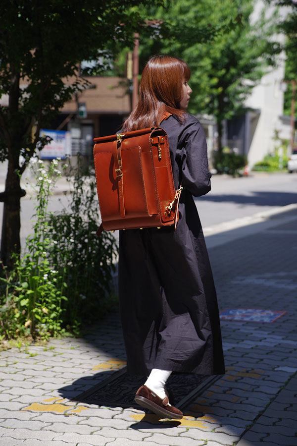 一本ベルトバレルリュック(R-26)　レディース着用