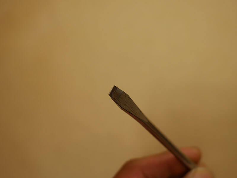 先端は刃物のように鋭く削ります