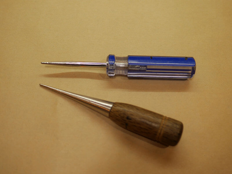 グリップ側も先端を細く削って太い千枚通しとして