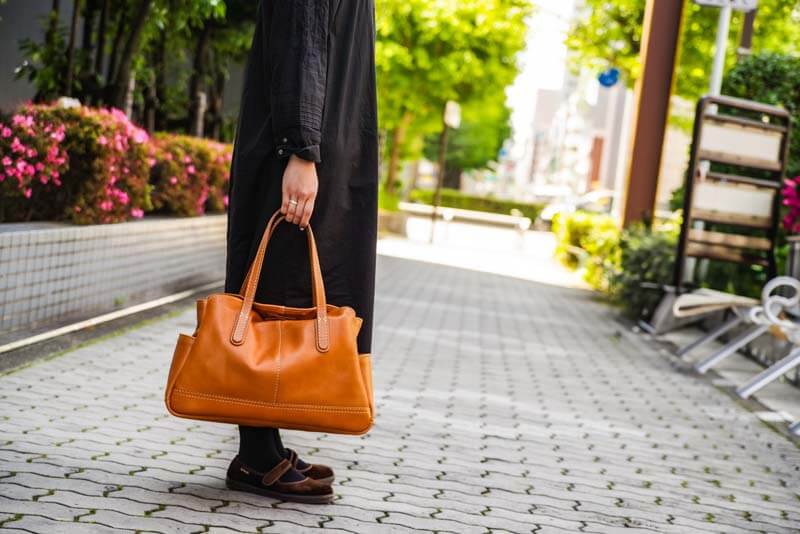 女性の普段使いトート・ヨコ型(T-32-Y)-CA_レディース着用1