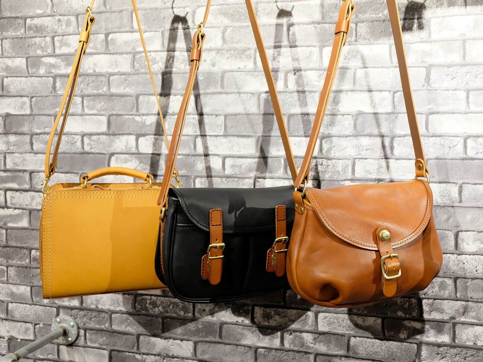 メンズにおすすめ！ミディアムサイズのショルダーバッグ