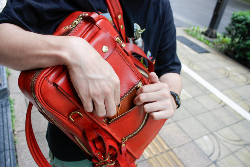 R-66-RD_エイジングチェック_前ファスナ-ポケット