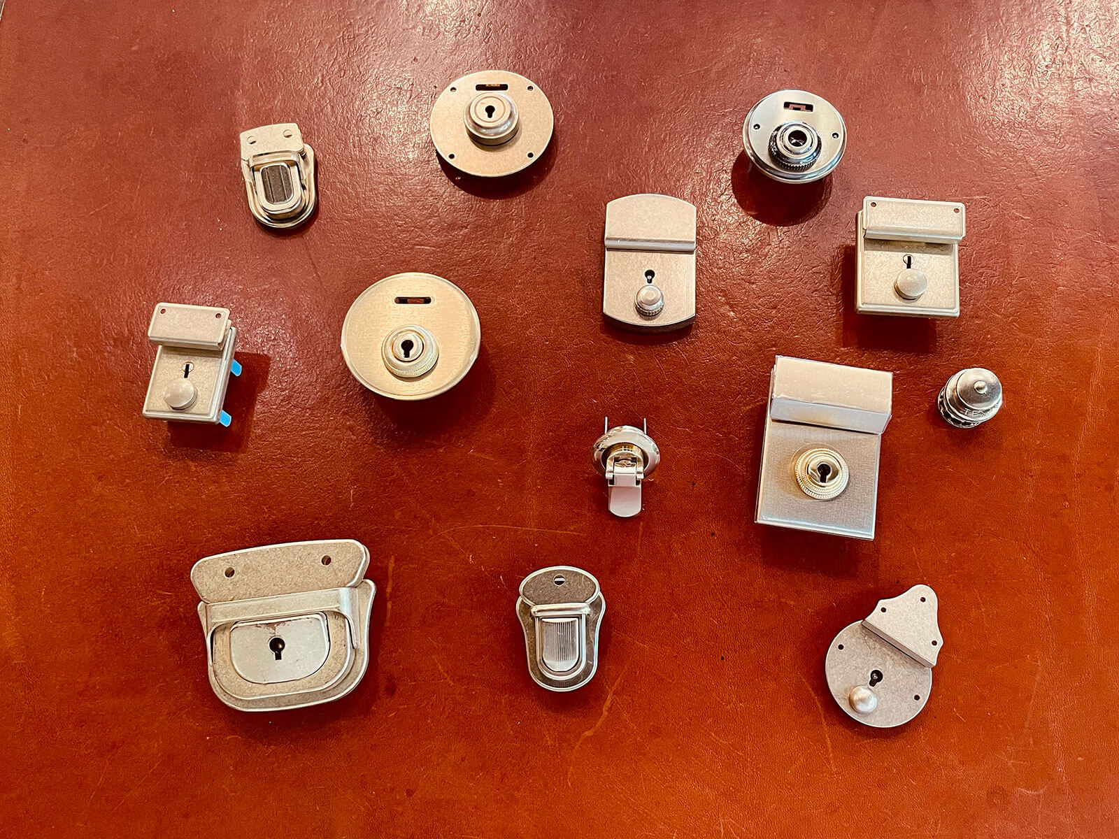 ダレスバッグに使用されている錠前金具のご紹介