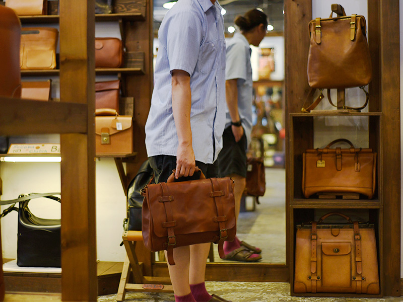 ポストマンショルダーバッグ(WH-401)のLLサイズを試着する斎藤