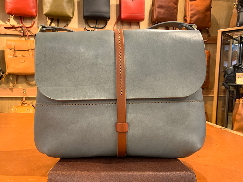 ベルト留めのショルダーバッグ(CK-3) アイビーグレイ