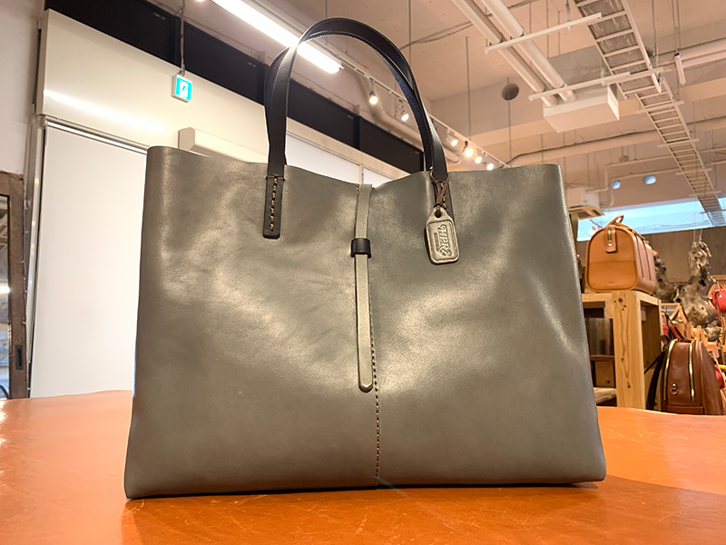 ソフト革のトートバッグ・横型(T-206) アイビーグレイ