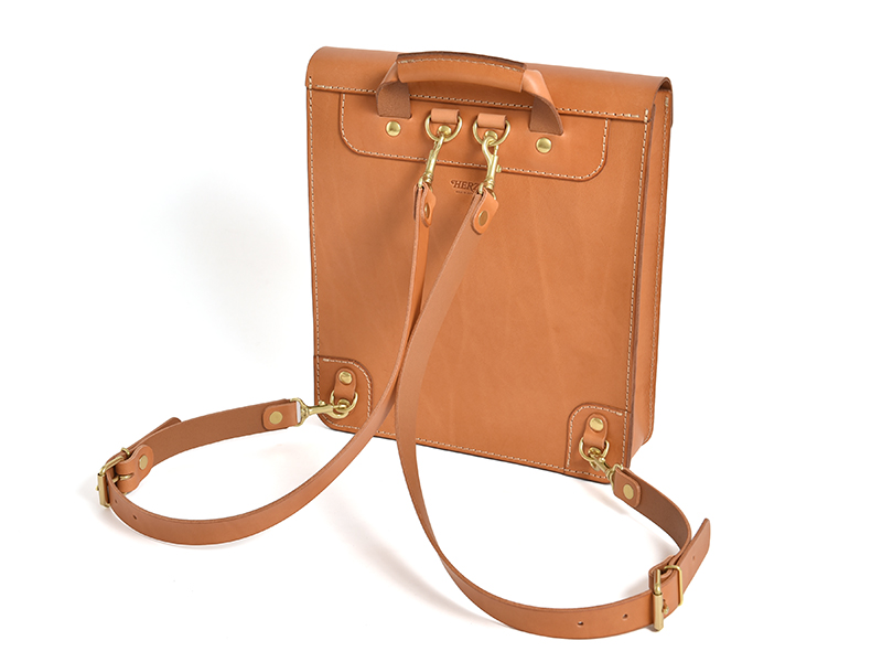 三つのかぶせと五本ベルトのリュック(SND12-04)　後面