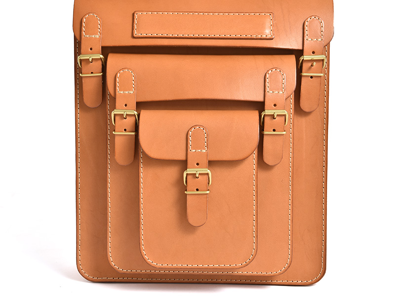 三つのかぶせと五本ベルトのリュック(SND12-04)　ポケット部