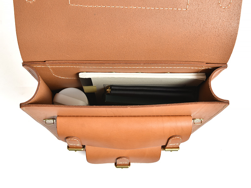 三つのかぶせと五本ベルトのリュック(SND12-04)　本体収納