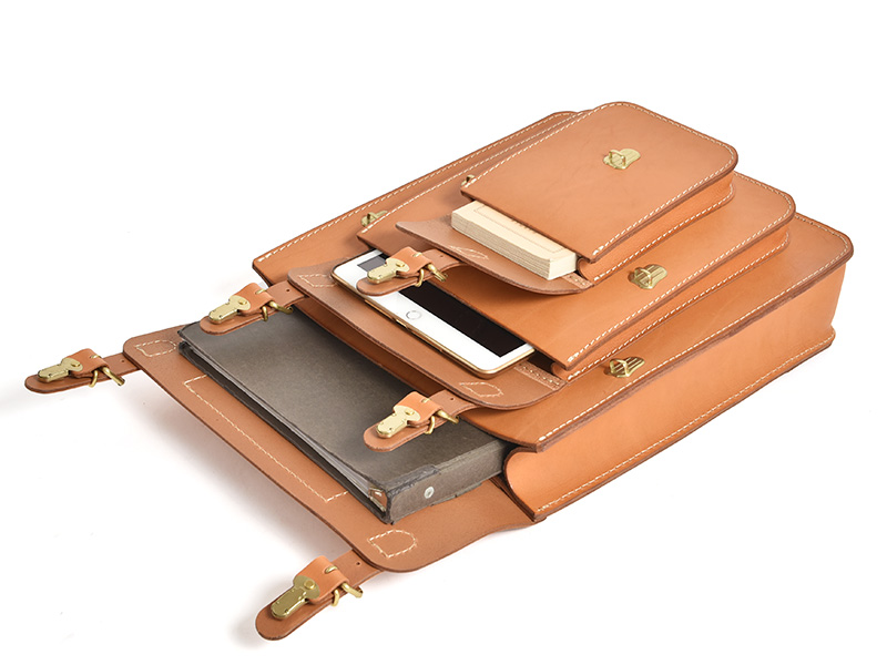 三つのかぶせと五本ベルトのリュック(SND12-04)　収納イメージ