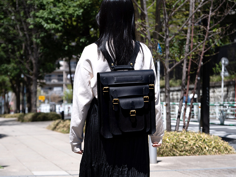 三つのかぶせと五本ベルトのリュック(SND12-04)　レディース着用