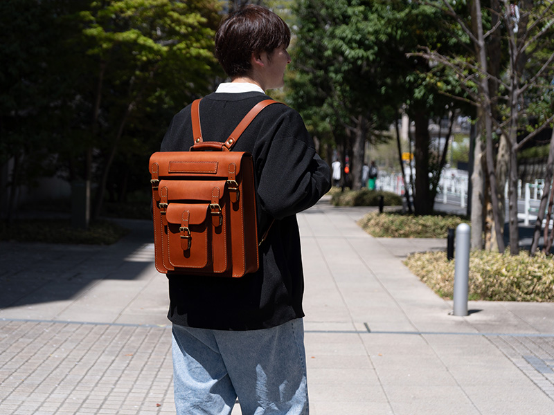 三つのかぶせと五本ベルトのリュック(SND12-04)　メンズ着用