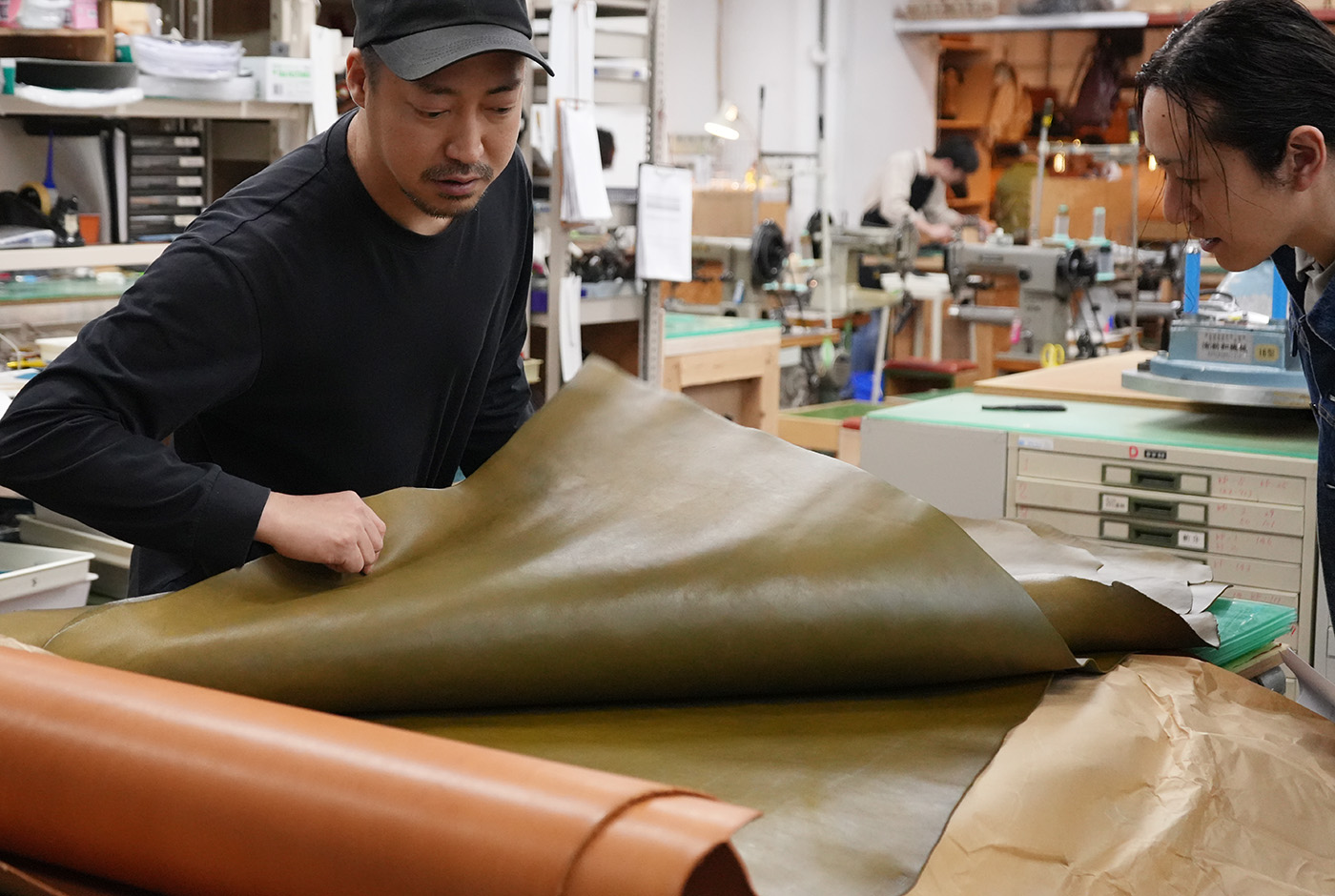 革を見る西川と斎藤