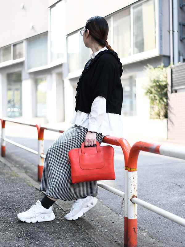 カジュアルバッグ(SND12-02)レッド着用下川2