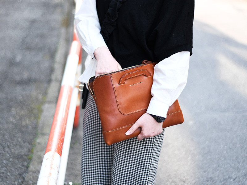 カジュアルバッグ(SND12-02)チョコ着用下川2