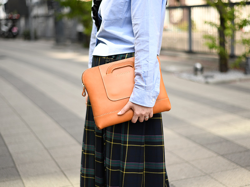 カジュアルバッグ(SND12-02)キャメル着用下川3