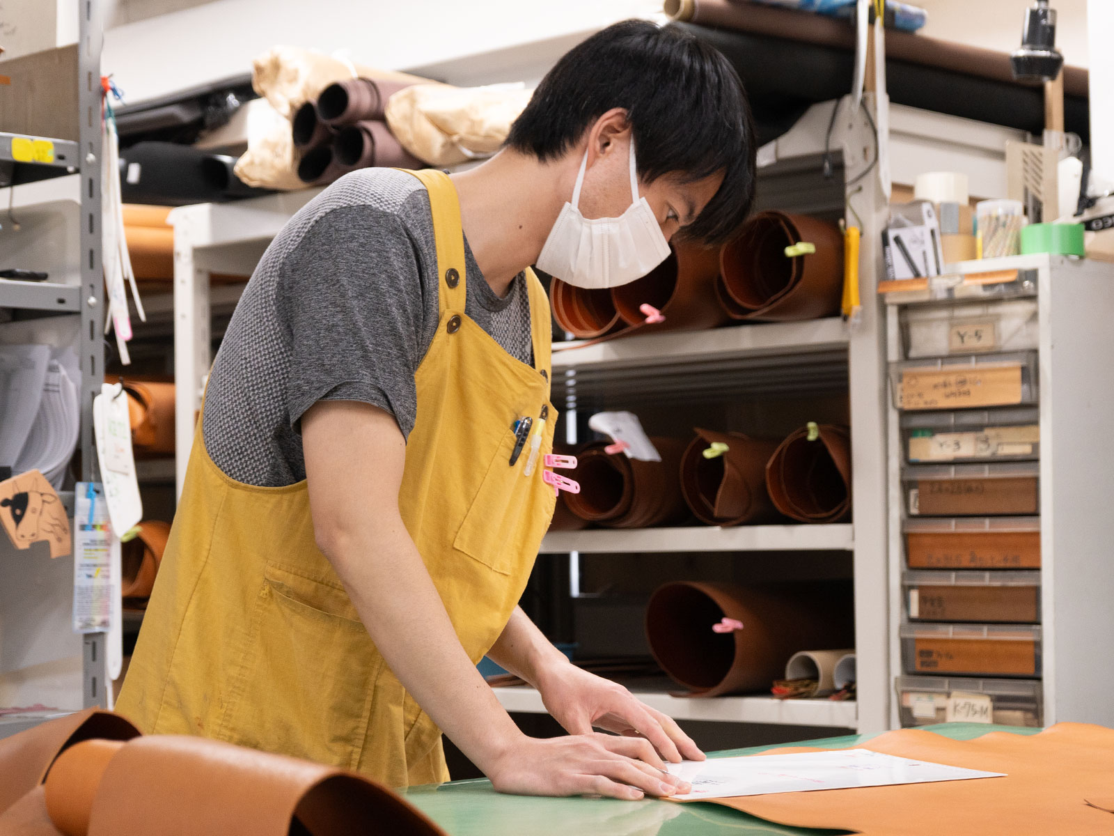 革の裁断担当になりたての作り手にインタビュー！