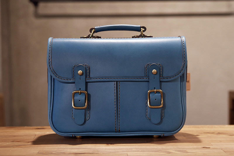 セルリアンブルーの2wayバッグ