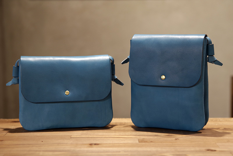 セルリアンブルーのポシェット
