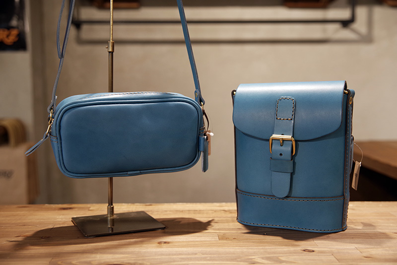 セルリアンブルーのポシェット3