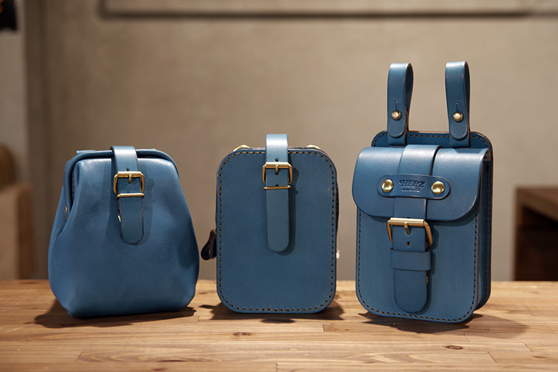 セルリアンブルーのベルトポーチ