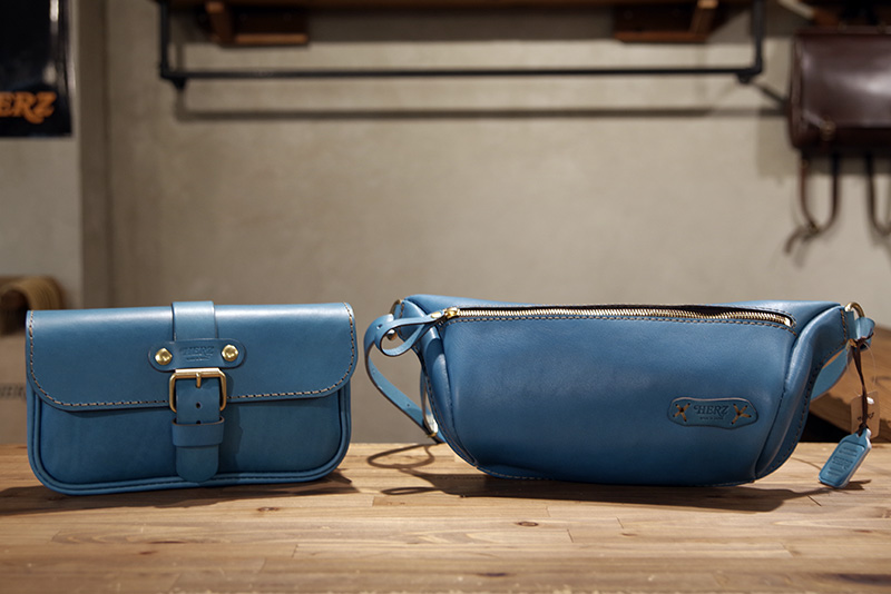 セルリアンブルーのボディバッグ